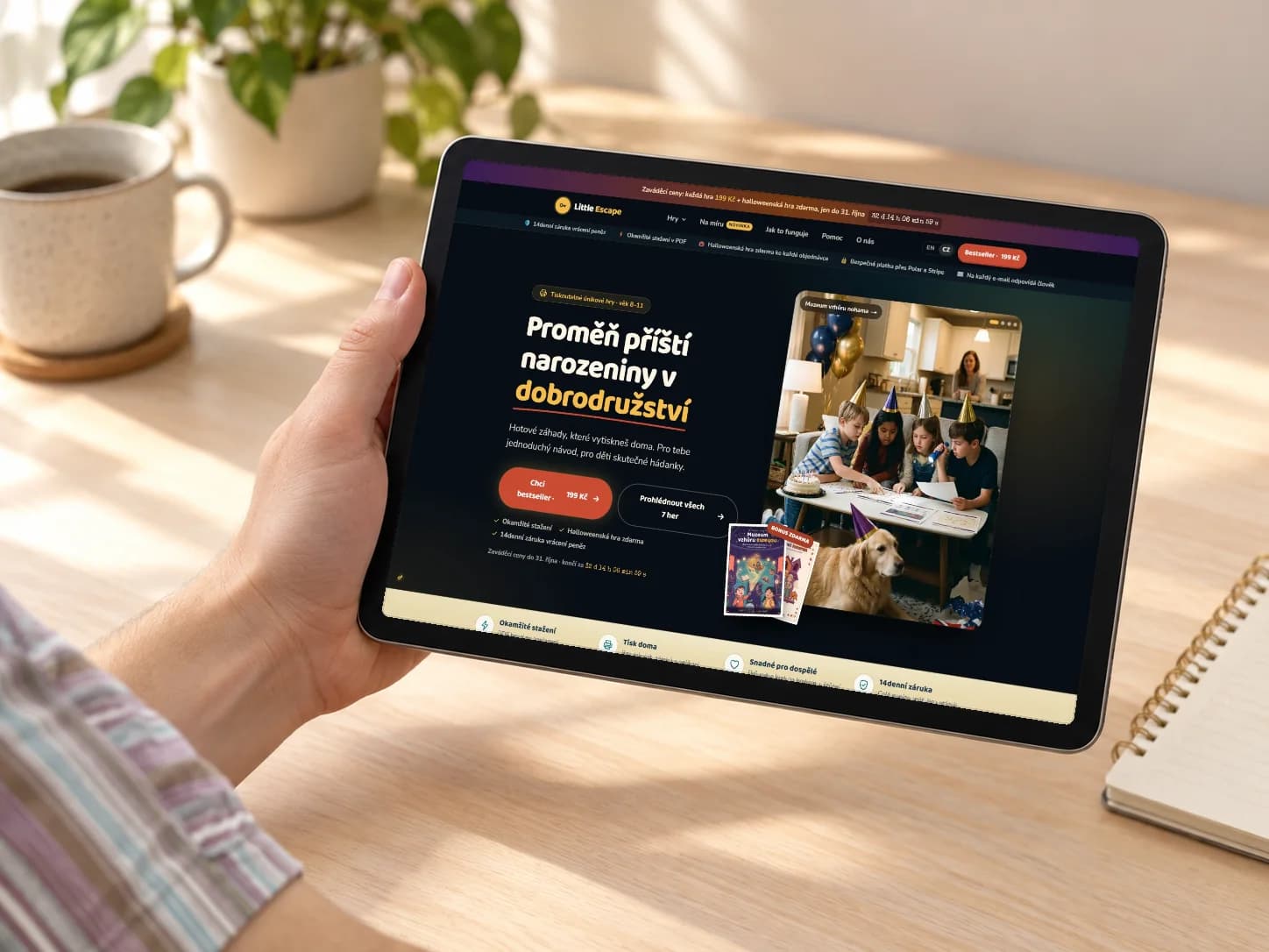 Ruka drží tablet s webem Little Escape
